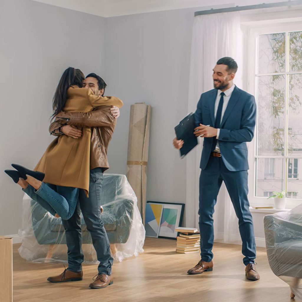 Un agente immobiliare felice di vendere una seconda casa a una coppia